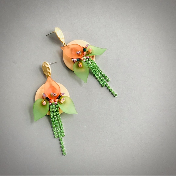 Earrings with a wood floral pendant - Picture 7 of 16